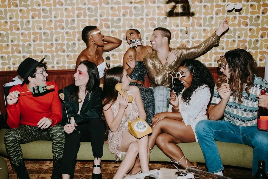 Freunde feiern im Ferienhaus Silvester