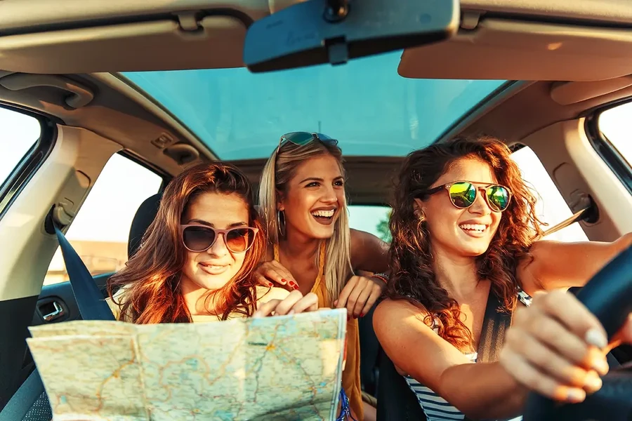 Roadtrip mit Freunden im Auto
