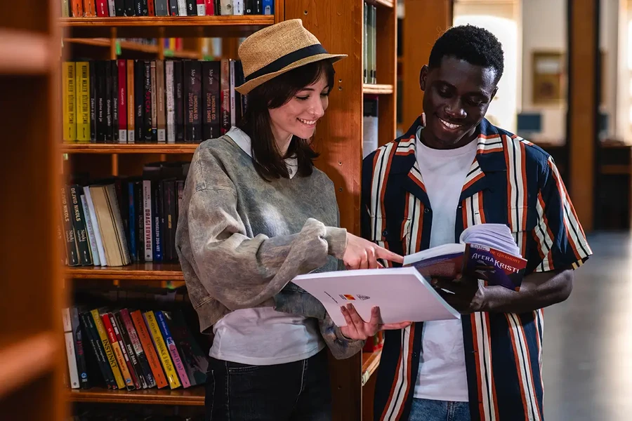 Campustour O-Woche: Lerngruppe in Bibliothek